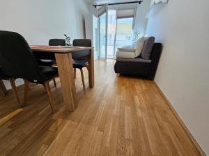 ein Esszimmer mit einem Tisch und einem Sofa in der Unterkunft Stylish Apartment in Innsbruck + 1 parking spot in Innsbruck