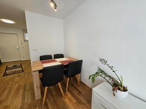 una sala de conferencias con mesa y sillas en Stylish Apartment in Innsbruck + 1 parking spot en Innsbruck