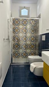 e bagno con doccia, servizi igienici e lavandino. di Luxury apartments Caucich a Città di Lipari