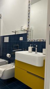 bagno con lavandino, specchio e servizi igienici di Luxury apartments Caucich a Città di Lipari