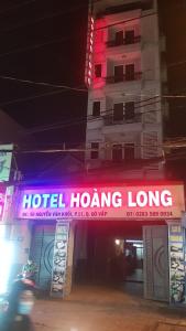 un hotel hongong largo cartel en frente de un edificio en Khách sạn Hoàng Long, en Ho Chi Minh
