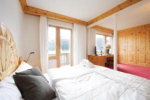 Un pat sau paturi într-o cameră la Albana Hotel Silvaplana