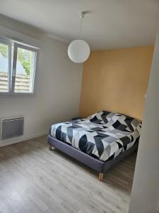 1 dormitorio con 1 cama en la esquina de una habitación en Maison 3 chambres 5min de paimpol, en Kerfot