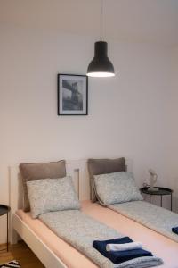 Postel nebo postele na pokoji v ubytování Flat2go modern apartments - Harmony of city and nature