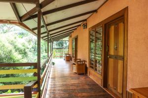 un porche vacío de una casa con una pasarela de madera en Xplore Indo - Glamping Villa, en Napoklu