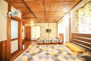 NapokluにあるXplore Indo - Glamping Villaのベッドルーム1室(ベッド1台、ソファ付)