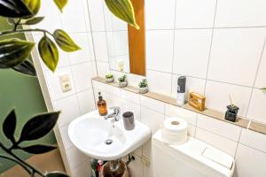 Koupelna v ubytování Uhlpartment - im Herzen von Salzwedel + 33 fotografií