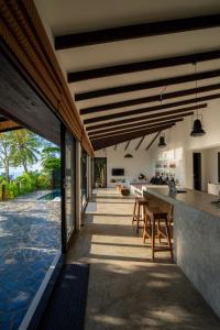 una cucina a pianta aperta e una zona pranzo di una casa di Lunar Villas Koh Tao - Luxury Private Pool Villas a Ko Tao