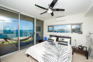 Postel nebo postele na pokoji v ubytování Panoramic Ocean Views 2 bed/2 bath Unit, Nelly Bay + 37 fotografií
