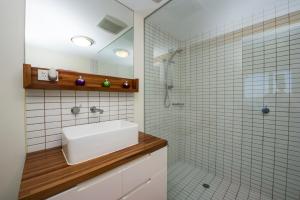 Panoramic Ocean Views 2 bed/2 bath Unit, Nelly Bay的一间浴室