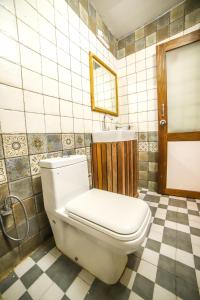 NapokluにあるXplore Indo - Glamping Villaのバスルーム(トイレ、洗面台付)