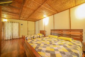 1 dormitorio con 2 camas en una habitación en Xplore Indo - Glamping Villa, en Napoklu