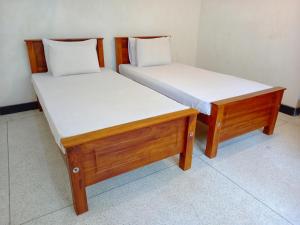 A bed or beds in a room at Schatzi's Hideaway