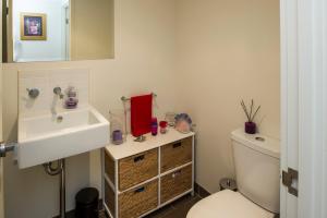 Panoramic Ocean Views 2 bed/2 bath Unit, Nelly Bay的一间浴室