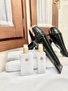 un bagno con due bottiglie di sapone e ombrelloni di APARTAMENTOS NURIA 19 a Granada