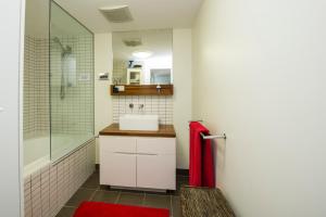 Panoramic Ocean Views 2 bed/2 bath Unit, Nelly Bay的一间浴室