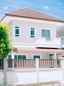 ein weißes Haus mit einem Zaun in der Unterkunft AABAN House 01 in Hat Yai