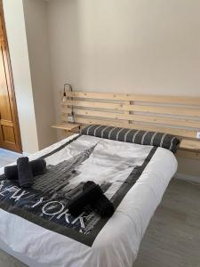 - un grand lit dans une chambre avec une tête de lit en bois dans l'établissement ATICO Romo, à Santa Marta de Tormes