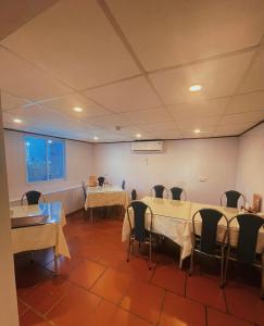 een conferentieruimte met tafels en stoelen en een raam bij A25 Hotel - Dịch Vọng Hậu in Hanoi