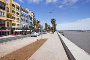 une rue avec des voitures garées sur le bord de la route dans l'établissement Jobeal Ocean, à Santa Cruz de la Palma