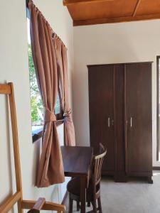 烏納瓦圖納的住宿－Arazo villa，一间带木桌和窗户的用餐室