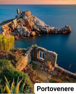 un'isola con una casa in cima all'acqua di Rebecca House a La Spezia