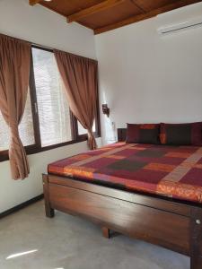 una camera con un grande letto in una stanza con finestre di Arazo villa a Unawatuna