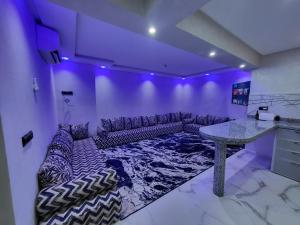 a living room with a couch and a table at Duplex+2 salles de bain à 5 min de l'aéroport in Marrakech