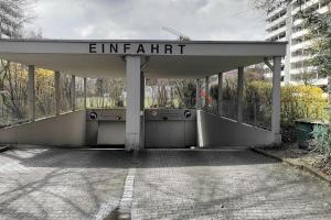 アウクスブルクにあるApartment mit Schwimmbad und Privatparkplatzの門付き建物上の出口標識