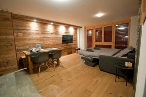 een slaapkamer met een bed, een tafel en een bank bij Z Suite Zermatt in Zermatt