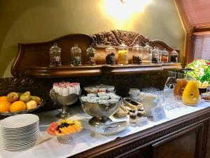 um buffet com sobremesas e outros alimentos sobre uma mesa em Bohema Boutique Hotel & Spa em Bydgoszcz