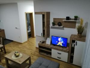een woonkamer met een tv en een tafel bij APARTMAN STEP WAy in Vrbas