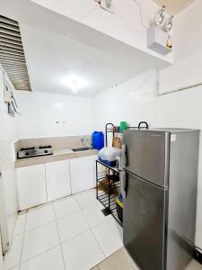 eine Küche mit einem Kühlschrank aus Edelstahl in der Unterkunft Calapan Transient Molave L47 in Calapan