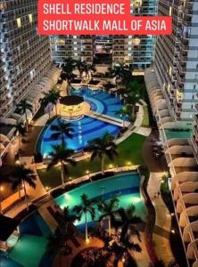 een uitzicht over een zwembad in een resort bij Shell Residences C21 Shortwalk Sm Mall Of Asia Airport in Manilla