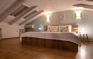 sypialnia z dużym łóżkiem w pokoju w obiekcie Sunset Riza w Prewezie