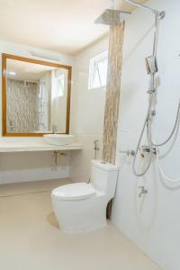 Baño blanco con aseo y lavamanos en MEHEL - Holiday Home - Mahibadhoo, en Mahibadhoo