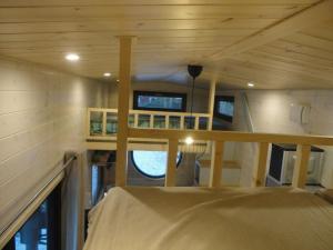 een kleine kamer met een stapelbed in een tiny house bij Tinyhouse on wheels in Schortens
