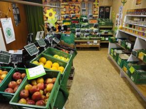 een afdeling groenten en fruit van een supermarkt bij Tinyhouse on wheels in Schortens