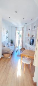 - un salon avec une table et un canapé dans l'établissement Apartamento Hermosilla, à Malaga