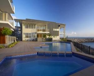Bazén v ubytování Panoramic Ocean Views 2 bed/2 bath Unit, Nelly Bay nebo v jeho okolí