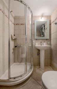 W łazience znajduje się prysznic i umywalka. w obiekcie Sunset Riza w Prewezie