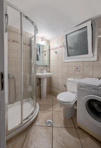 W łazience znajduje się toaleta z prysznicem i umywalka. w obiekcie Sunset Riza w Prewezie