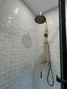 Charming and cozy apartment in Pantin في بانتين: حمام مع دش مع مضرب تنس