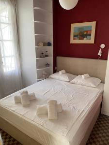een slaapkamer met een groot wit bed met witte kussens bij Konstantinos's Luxury vintage apartment in Thessaloniki