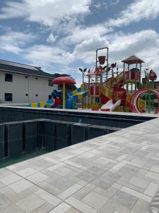 einen großen Wasserpark mit farbenfrohem Spielplatz in der Unterkunft Ivory Park Hotel - Safari Waterworld in Nakuru