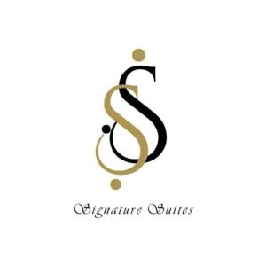 logo de lettre en noir et or dans l'établissement Unit 3J Signature Suites, Lafayette Megaworld, à Iloilo