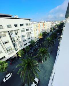 una vista aérea de una ciudad con palmeras y edificios en Petit appartement 68m2 quartier Bourgogne en Casablanca