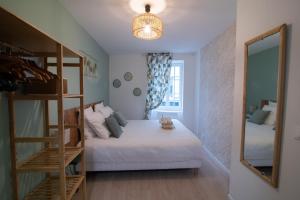 un dormitorio con una cama y una litera en Spacieux et douillet T2 au centre, en Valence