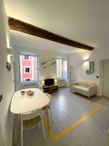 a living room with a table and a couch at Appartamento Profumo di Mare in Camogli