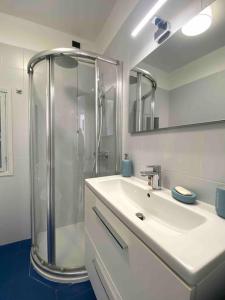 a bathroom with a shower and a sink at Appartamento Profumo di Mare in Camogli